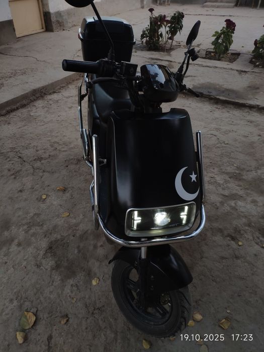 Skutr sotiladi yoki obmen