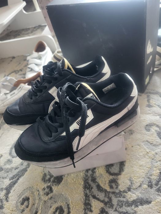 Продавец обувь разную