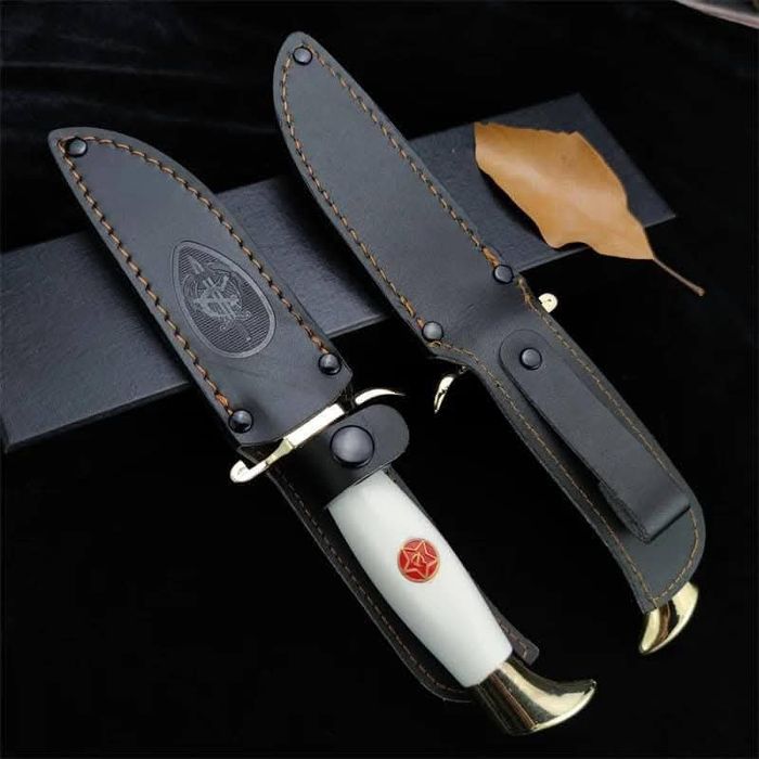 Ловни Руски Ножове  Кожени Калъфи Цената е за 2бр ножове