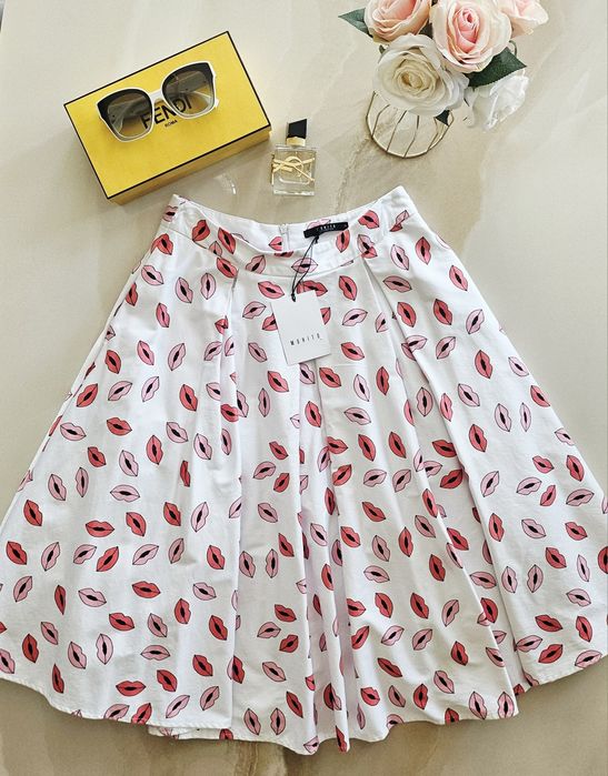 Пола на червени целувки