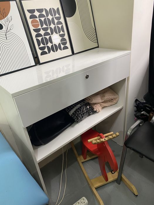 Продам визажный стол и кушетку