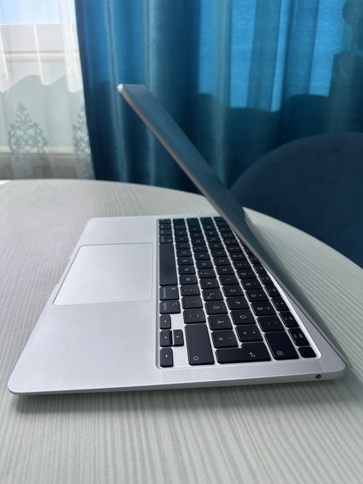 MacBook Air M1 - 8Gb - SSD256 - 2 cicluri - stare foarte buna