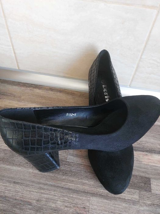 Нови елегантни обувки на дебел ток номер 40