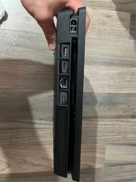Vand ps4 1TB 2 manete 9 jocuri