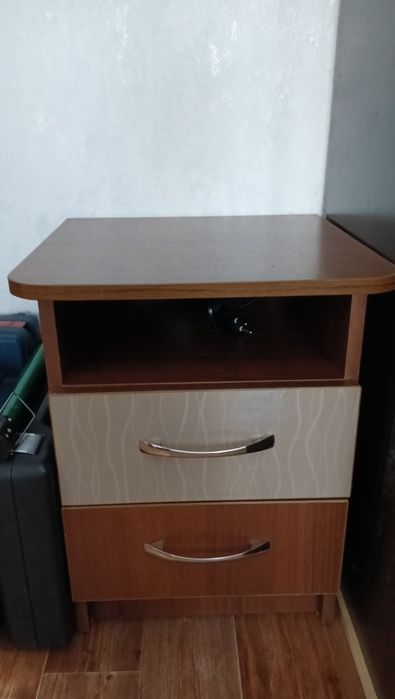 Продам шкаф, комод и 2 тумбочки.