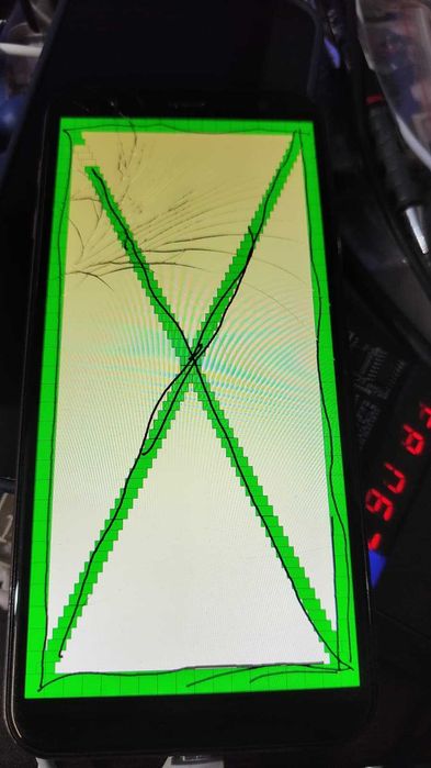 j4 plus cu display fisurat si afiseaza galbui