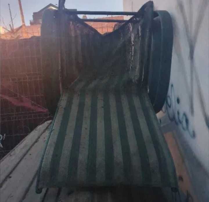 2 Scaune Scaun terasa din aluminiu verde foarte rezistente cu structura intacta, dar necesita repararea sau inlocuirea plasei de sezut care s-a rupt