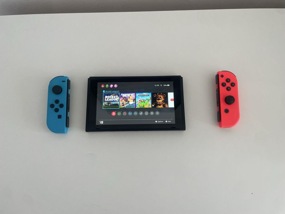 Consolă Nintendo Switch + 5 Jocuri Fizice (Pachet Complet)