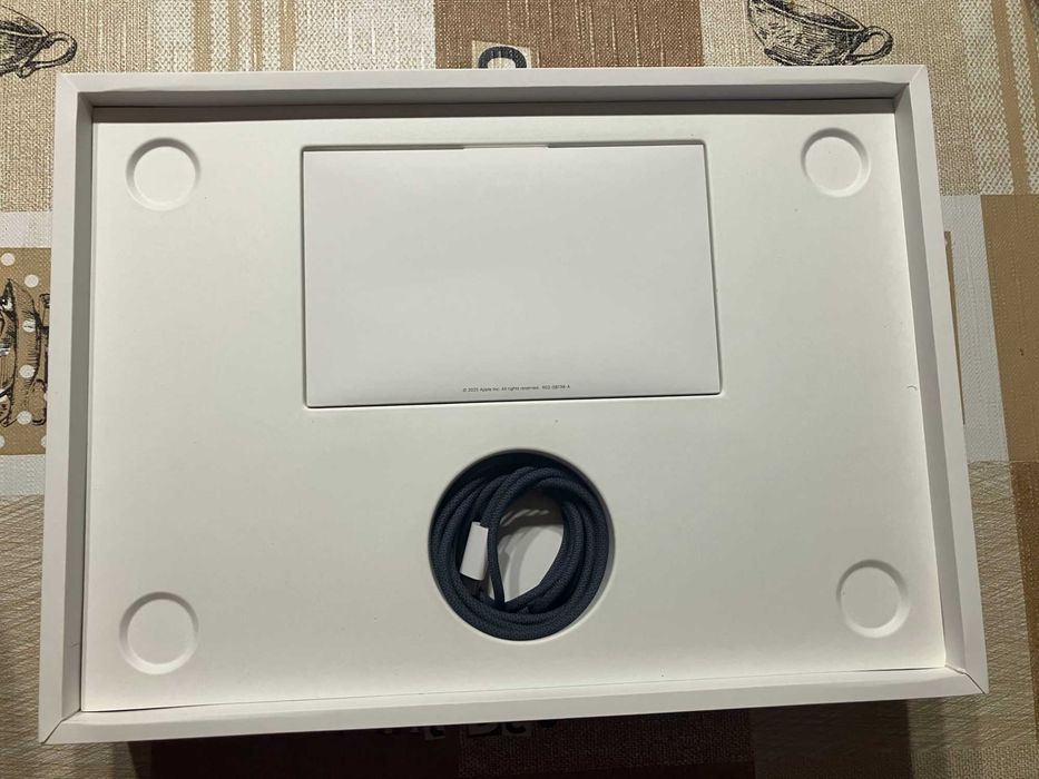 MacBook Air M4 13" 256GB Midnight, 100% Капацитет на Батерия, Има Гаранция, Като Нов!