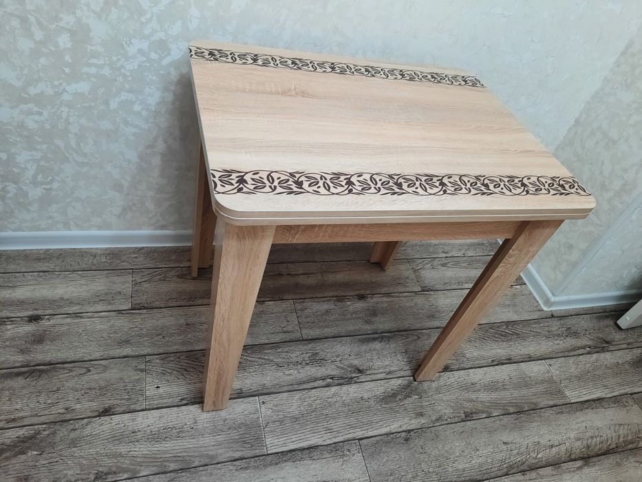 Продаётся кухонный стол со стульями