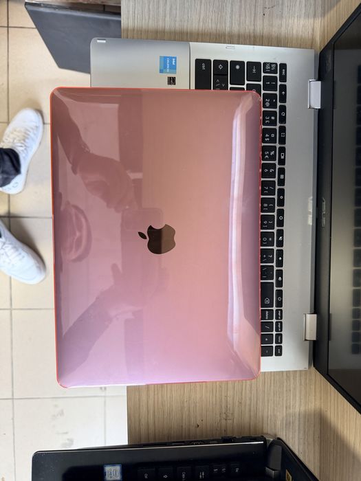 Macbook pro 2020 i5 ca nou -2000 ron