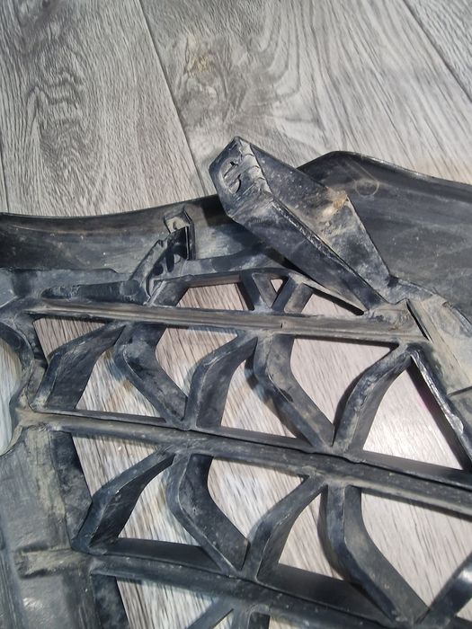 Продам решотку монтеро спорт