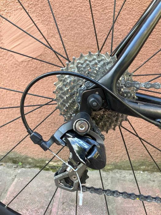 Entry level карбонов шосеен велосипед MEKK Shimano 105 2х10