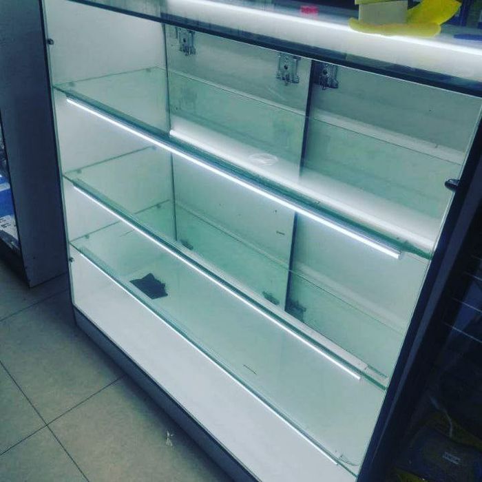полки и стеклянные ветрины.