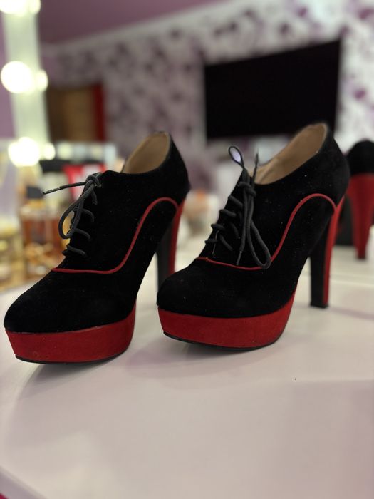 Vând botine cu toc cu platformă