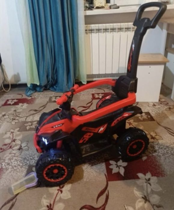 Продам машинку детскую