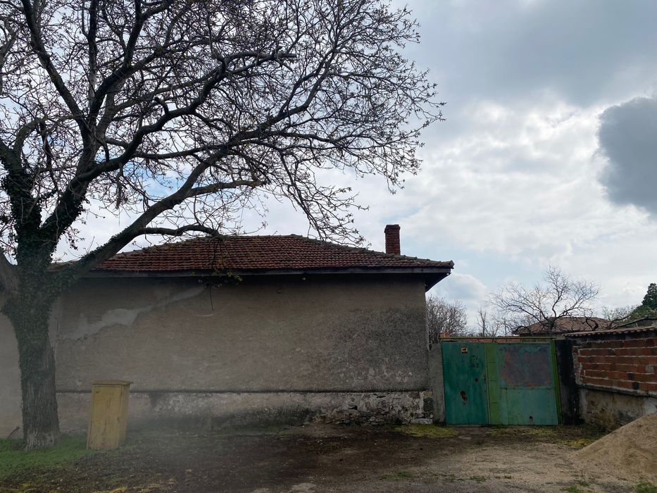 Продава къща на асфалтов път