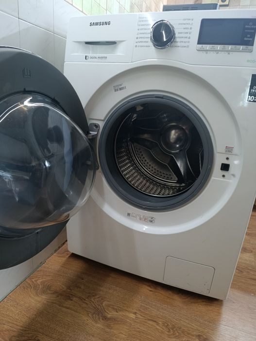 Продавам комбинирана пералня със сушилня Samsung