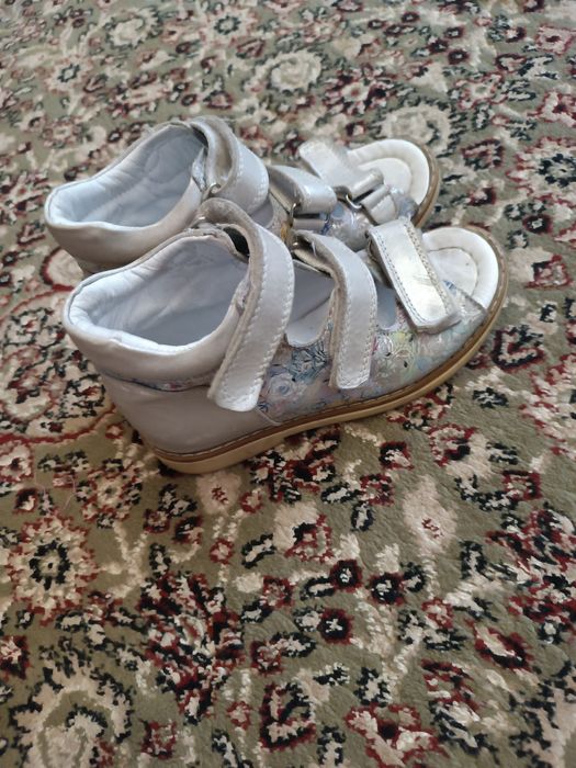 Детская лечебная обувь на девочку.