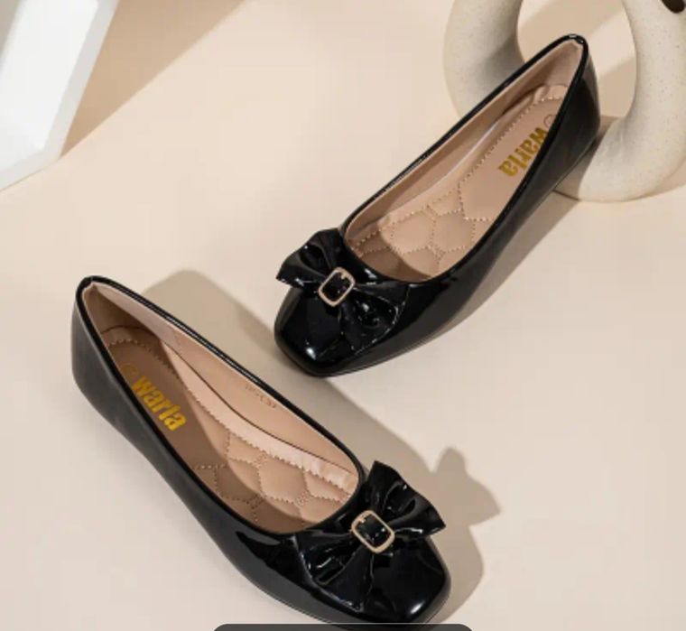 Черни лачени пантофки с панделка