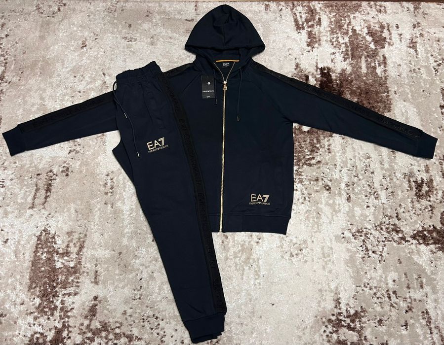 Vând compleu nou de bărbați Emporio Armani EA7