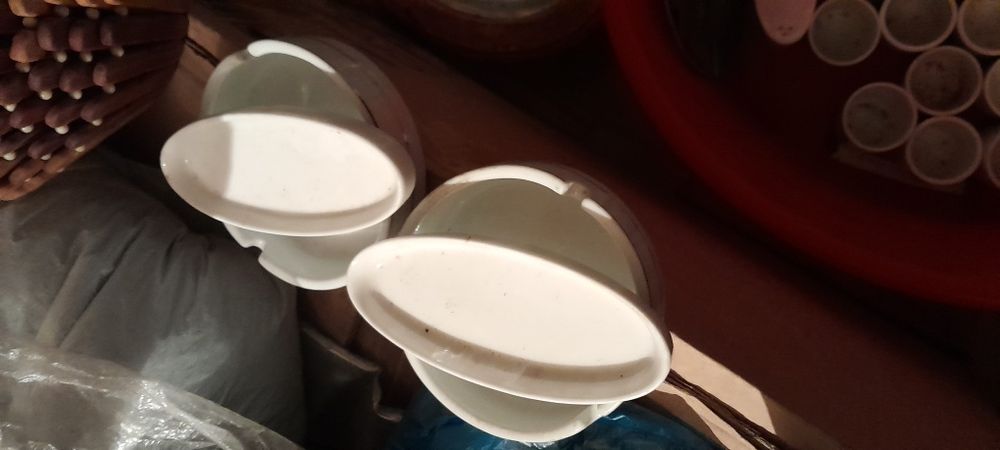 Посуды для кафе белого цвета в отличном состоянии