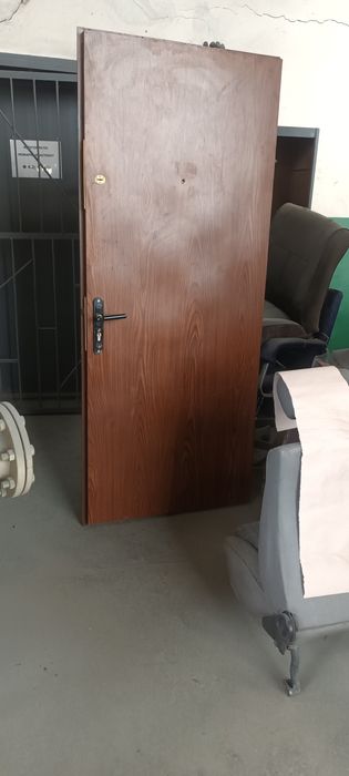 Продавам входна метална врата с ключове