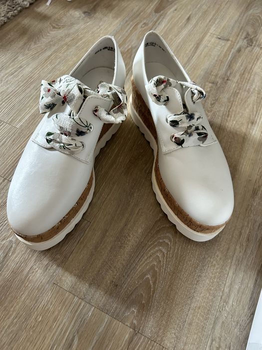 URGENT!!! Super oferta! Pantofi albi noi cu platforma.