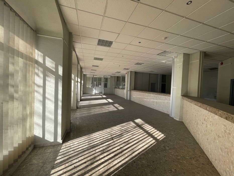 OFERTA! Spatiu parter bloc central Piatra Neamt 443m²-5.90€