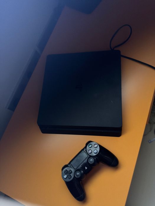 Продаю PlayStation 4   Коробки нет