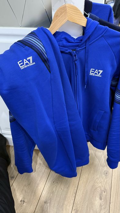 Новый костюм EA7