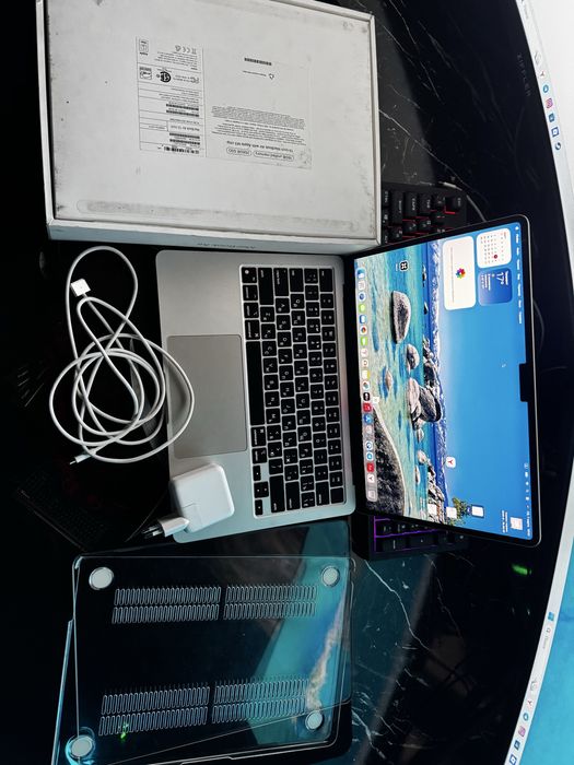 MacBook Air M3  16/256