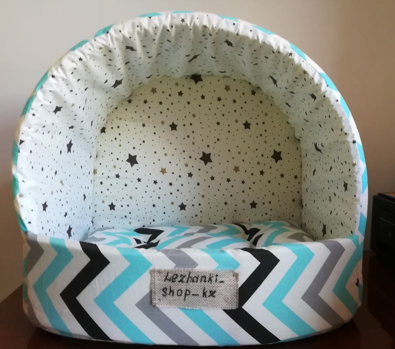 Домики  и лежаки для питомцев