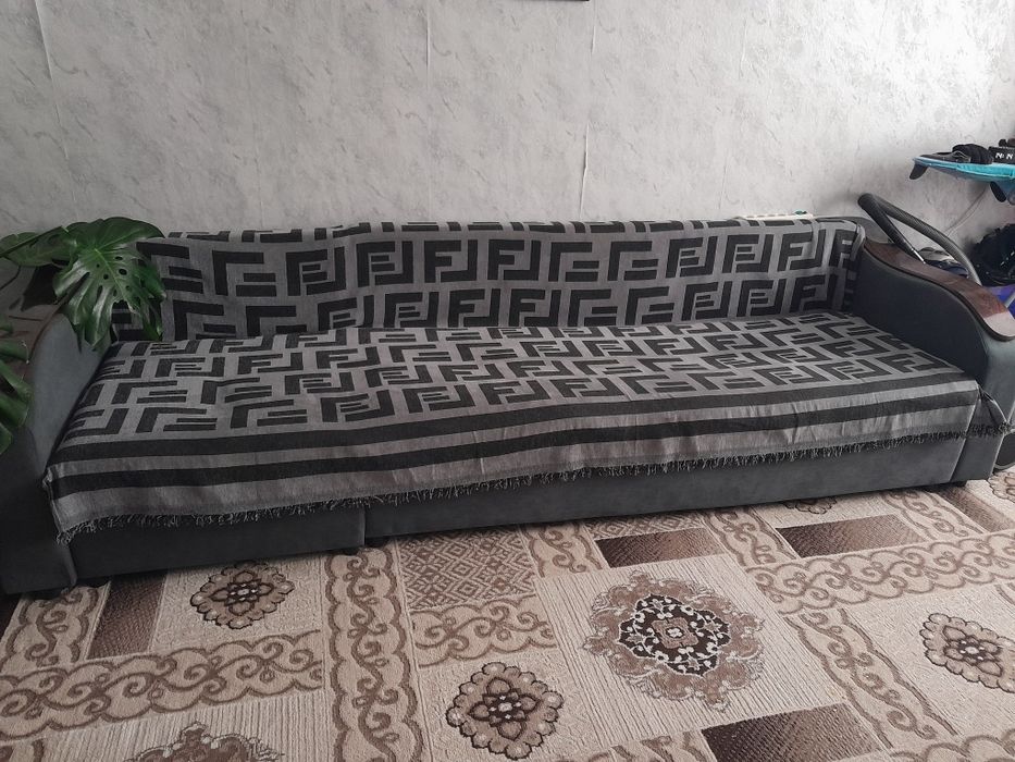 Продам диван 3-х метровый.