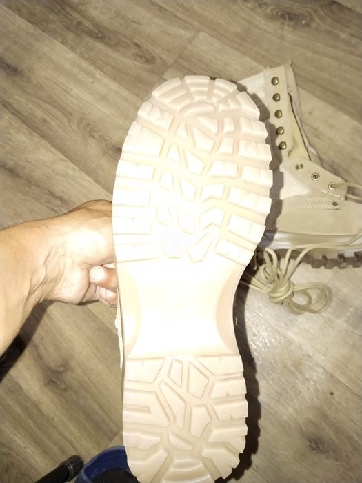 Продам берцы бежевые новый