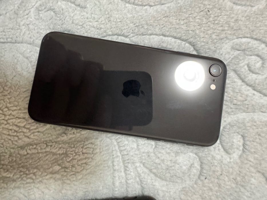 iPhone SE 2020 с гаранция