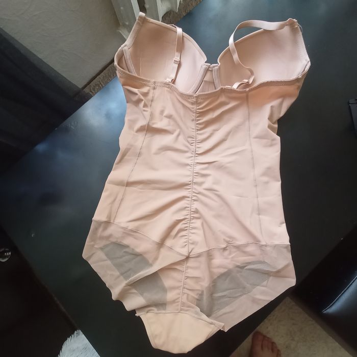 Боди утягивающее бежевое