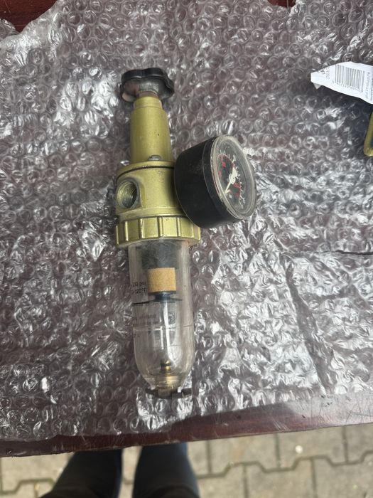 Regulator de presiune cu filtru si nanometru