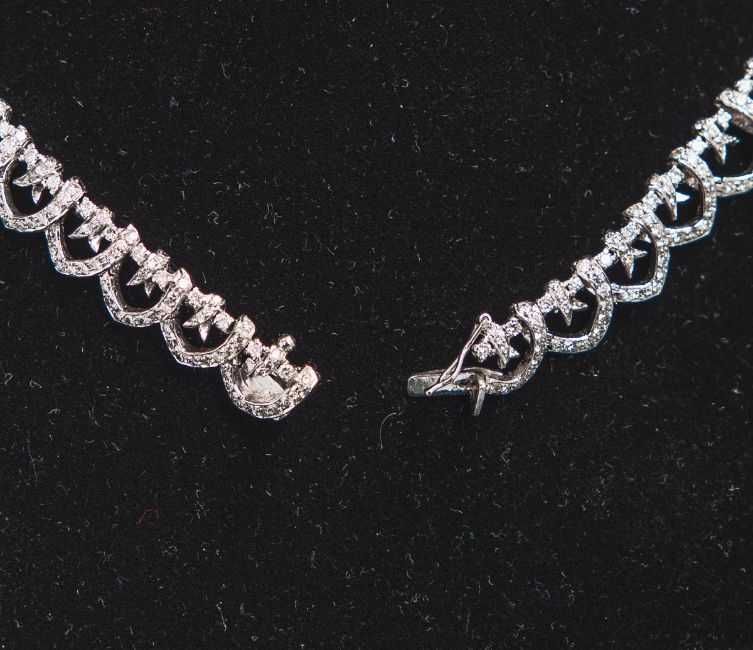 Excepțional colier din aur alb, decorat cu smaralde și diamante