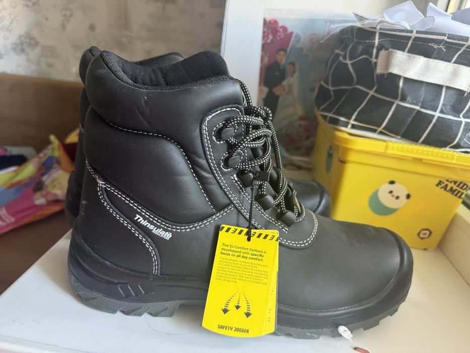 Спец одежда  обувь черного цвета