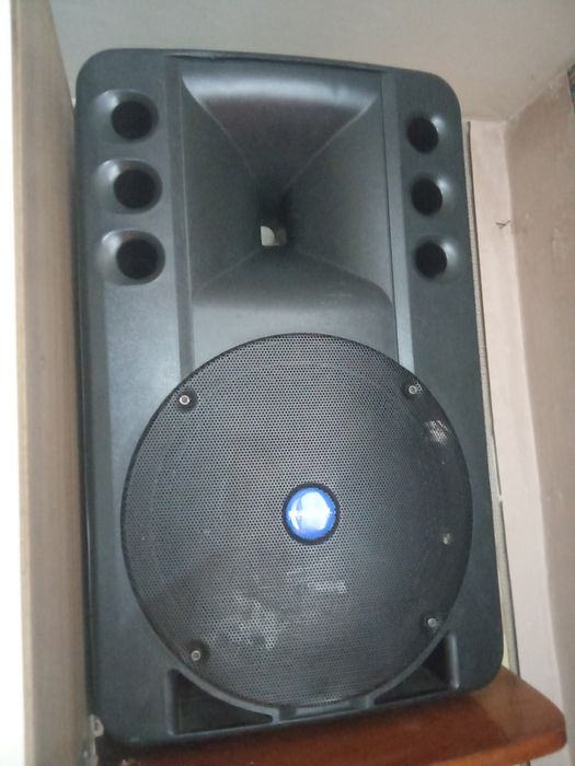 Văd 2 boxe novistar.o boxa.mackie.un mixar.melonare.ARMX6.si o statie. Novistar