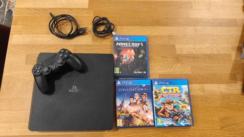 PlayStation 4 Slim с един контролер DualShock и 3 игри