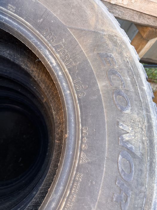 Продам зимнюю резину 265/70 R17. Состояние как на фото.