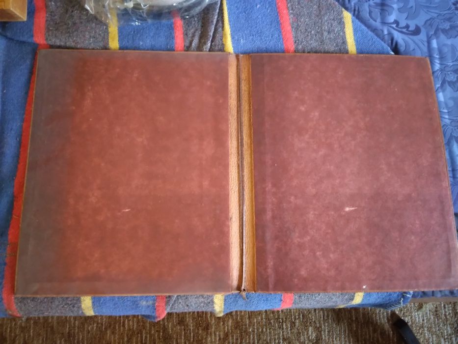 Папка от естествена кожа.