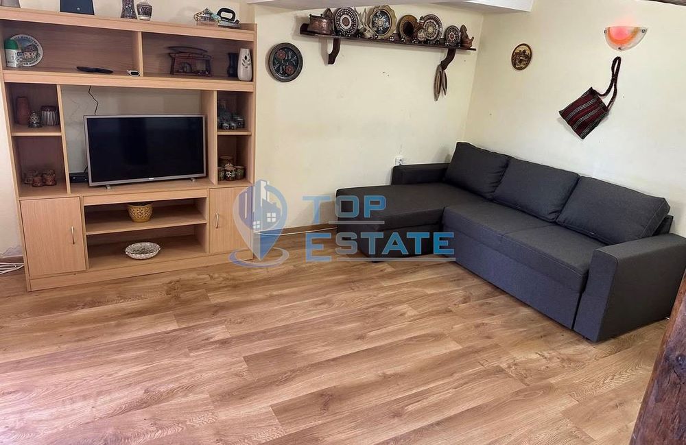 Функционираща къща за гости с басейн и панорамна гледка в село Кисьов