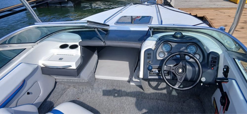 Barca cabinata cu motor Sea Ray 200 Overnighter peridoc inclus