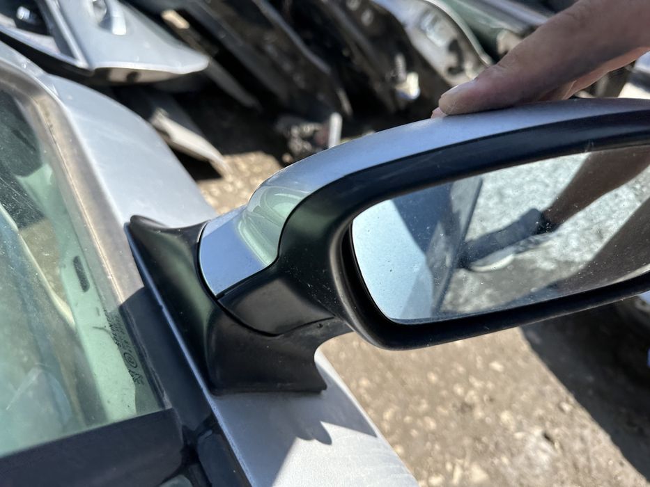 Предна дясна врата за peugeot 307 огледало брава