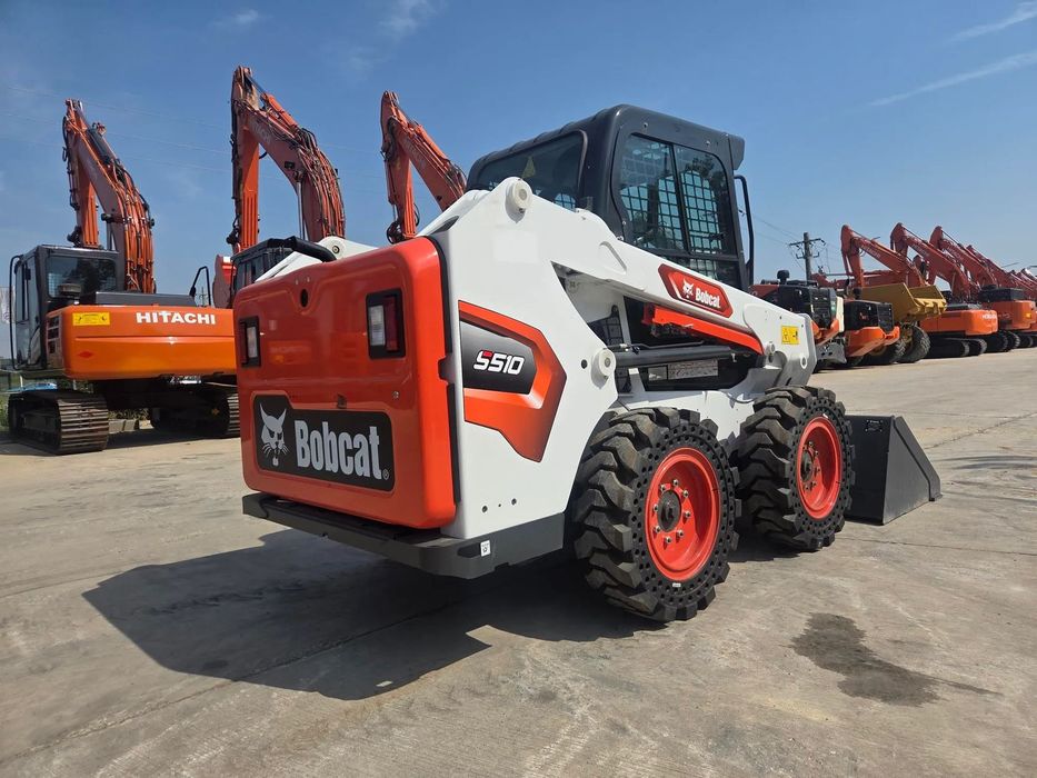 Bobcat S510, 2025, NOU, ridica 800kg, Masa operationala 3t, ANVELOPE PLINE, cabina inchisa cu AER CONDITIONAT, latime 1,7m, lungime 3,3m, inaltime 2m, motor KUBOTA 50CP, cupla rapida, furci, Jouystickuri, posibil leasing 4 ani-PROMOTIE 42.900 EUR+Tva