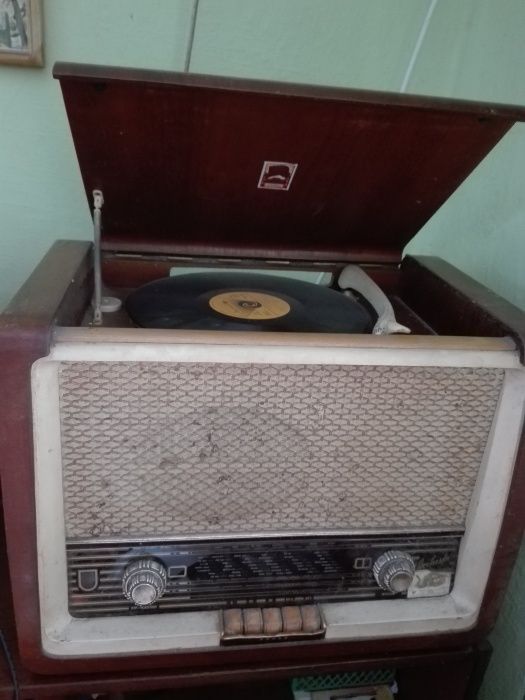 ОРИГИНАЛЕН- автентичен Радио-Грамофон"ТЕSLA"