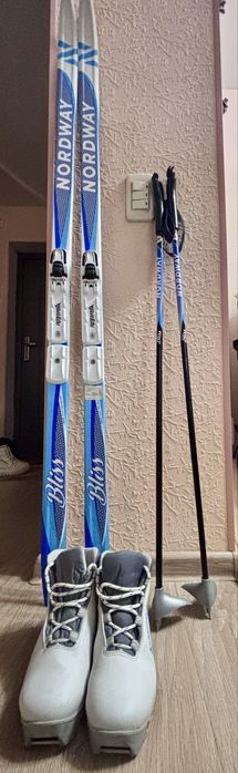 Продам лыжный комплект детский